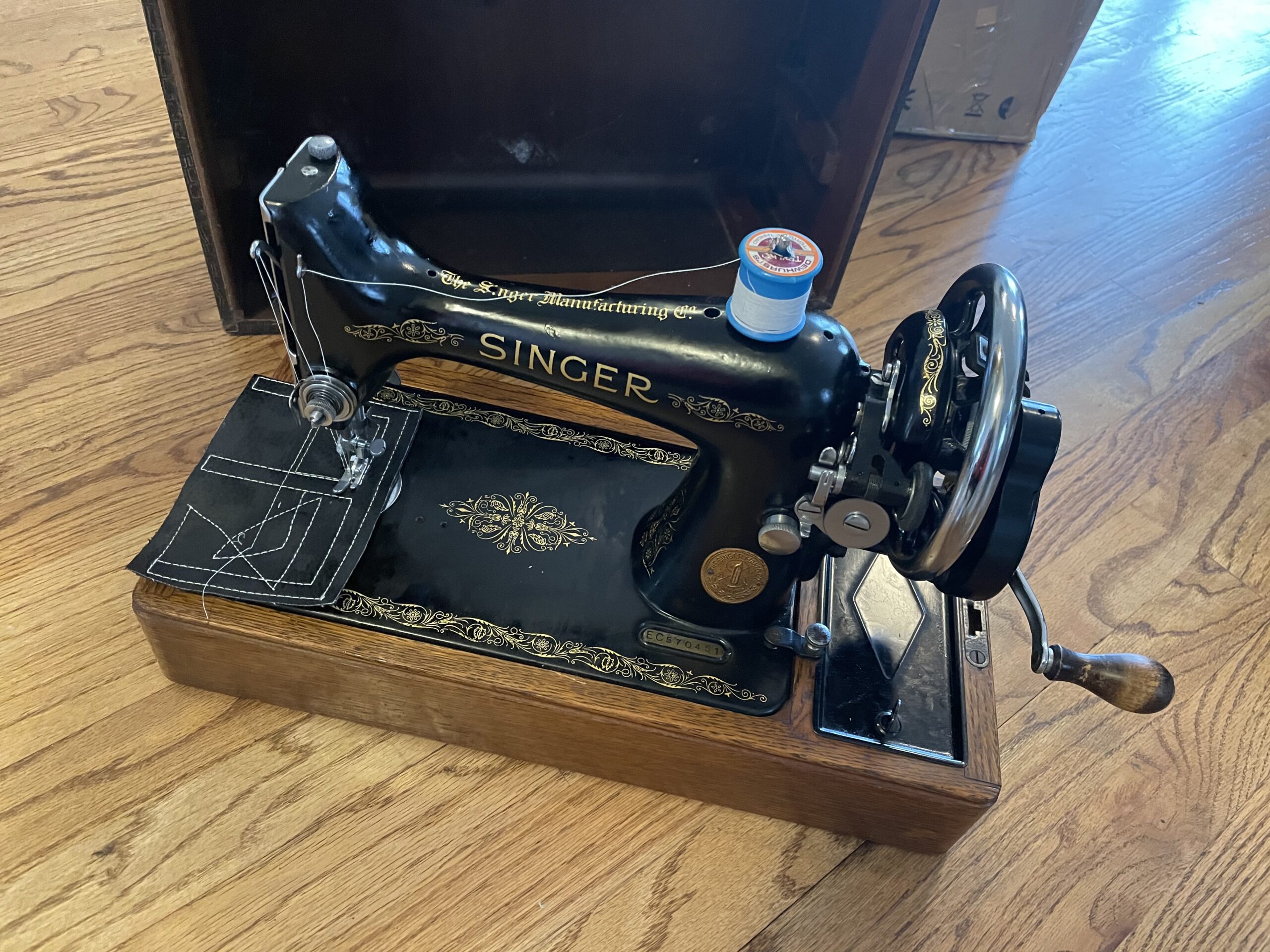 Using a hand crank sewing machine - Home and Geek